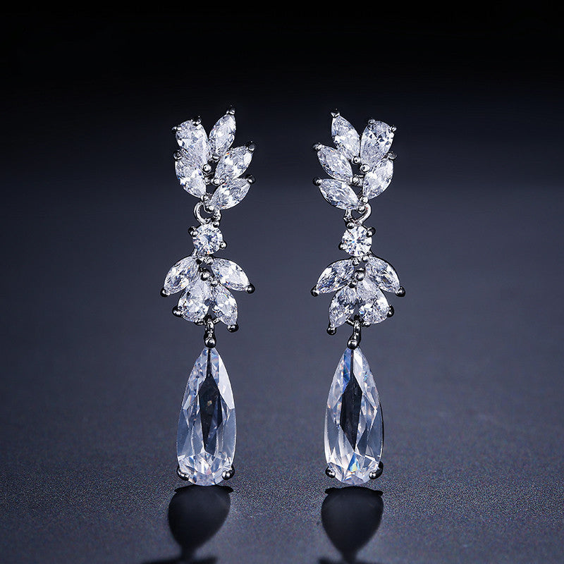 Boucles d’oreilles ZAKOL – Fleur en zircon et cristal goutte d’eau