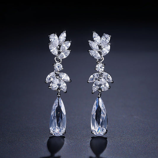 Boucles d’oreilles ZAKOL – Fleur en zircon et cristal goutte d’eau