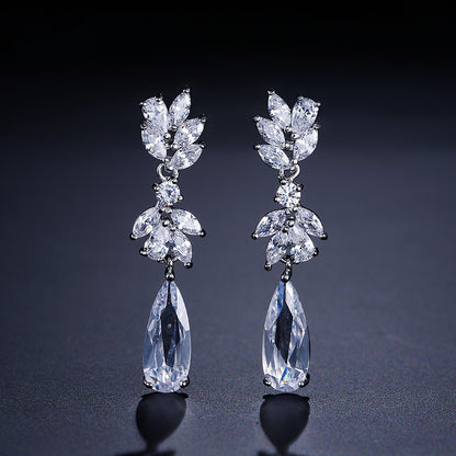 Boucles d’oreilles ZAKOL – Fleur en zircon et cristal goutte d’eau