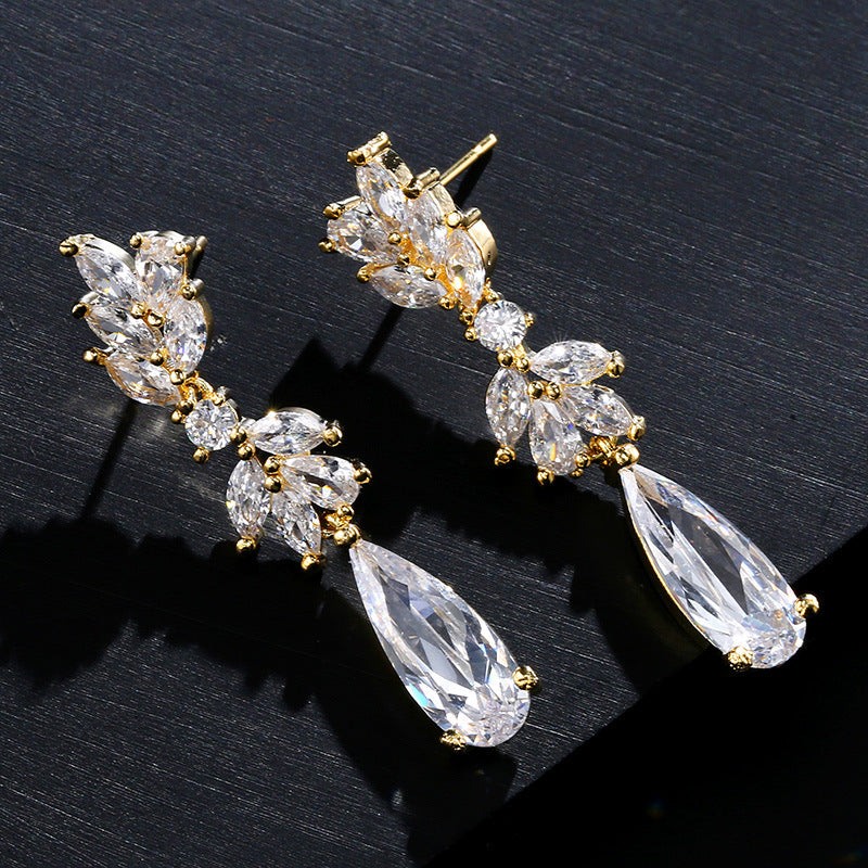 Boucles d’oreilles ZAKOL – Fleur en zircon et cristal goutte d’eau