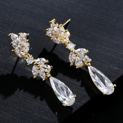 Boucles d’oreilles ZAKOL – Fleur en zircon et cristal goutte d’eau
