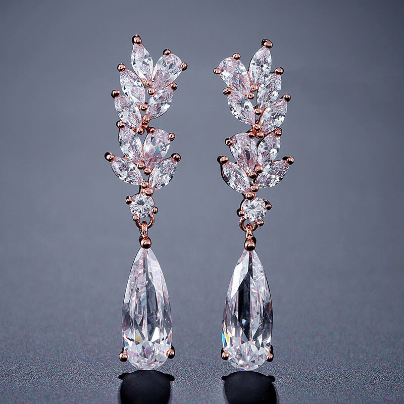 Boucles d’oreilles ZAKOL – Fleur en zircon et cristal goutte d’eau