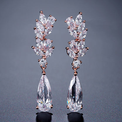 Boucles d’oreilles ZAKOL – Fleur en zircon et cristal goutte d’eau