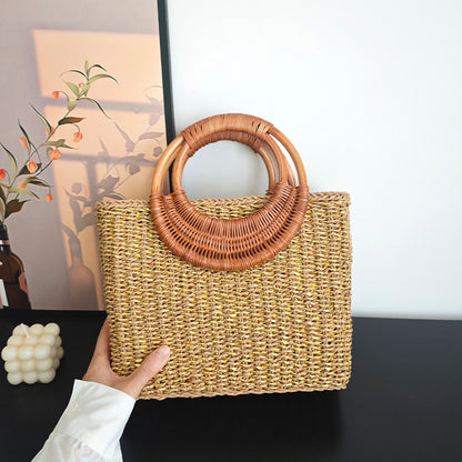 Sac Tressé à Main avec Anse en Rotin – Élégance Dorée