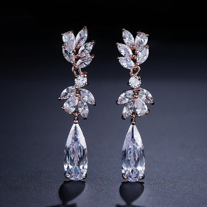 Boucles d’oreilles ZAKOL – Fleur en zircon et cristal goutte d’eau