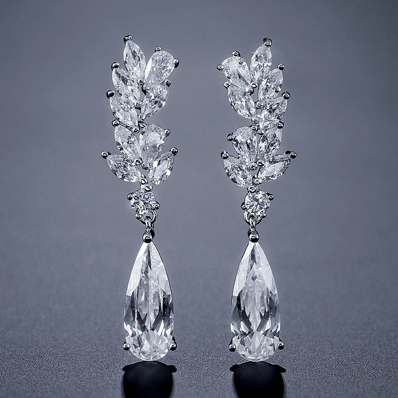 Boucles d’oreilles ZAKOL – Fleur en zircon et cristal goutte d’eau
