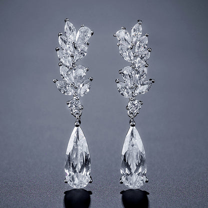 Boucles d’oreilles ZAKOL – Fleur en zircon et cristal goutte d’eau